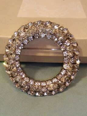 Sparkling Round Crystal Brooch - Clear/Silver